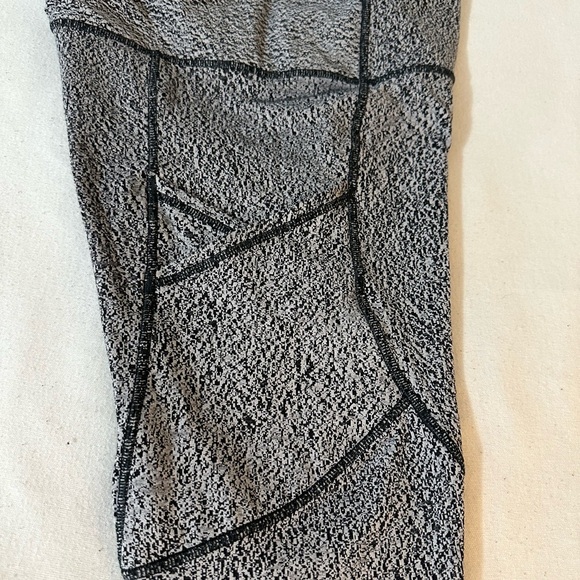 Lululemon High Rise Legging Side Pockets Gray, Black Mesh Around To Ankle Size 6 - Picture 6 of 9